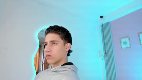 Snapshot of theohawke_ chatting on 01.08.25 THEO- MATEO online show from 01.08.25