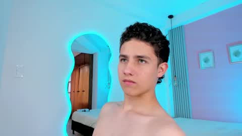 Snapshot of theohawke_ chatting on 01.08.25 THEO- MATEO online show from 01.08.25