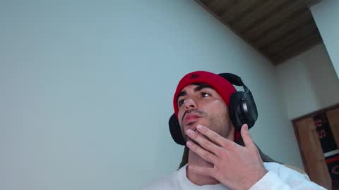 Snapshot of therazhanen chatting on 02.12.26 Santiago Enrique online show from 02.12.26