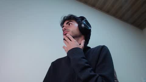 Snapshot of therazhanen chatting on 02.25.26 Santiago Enrique online show from 02.25.26