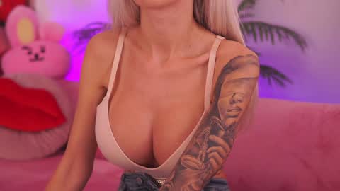 Snapshot of therealfallingangel chatting on 10.11.25 Deea online show from 10.11.25