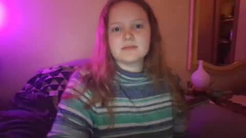 Snapshot of thestrawberrycreme chatting on 12.20.24 thestrawberrycreme online show from 12.20.24