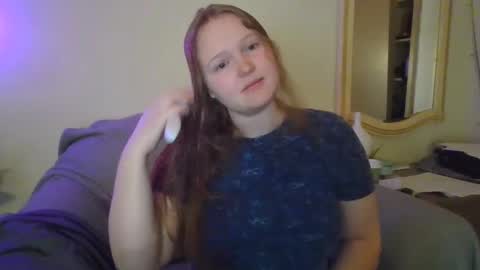 Snapshot of thestrawberrycreme chatting on 12.23.24 thestrawberrycreme online show from 12.23.24