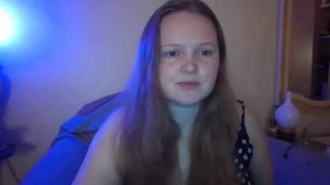 Snapshot of thestrawberrycreme chatting on 12.27.24 thestrawberrycreme online show from 12.27.24