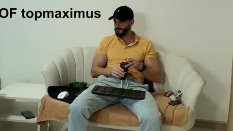 Snapshot of thetop200 chatting on 11.18.25 TheTop online show from 11.18.25