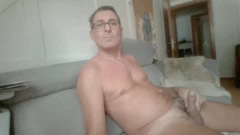 Snapshot of thhe13 chatting on 01.10.25 thhe13 online show from 01.10.25