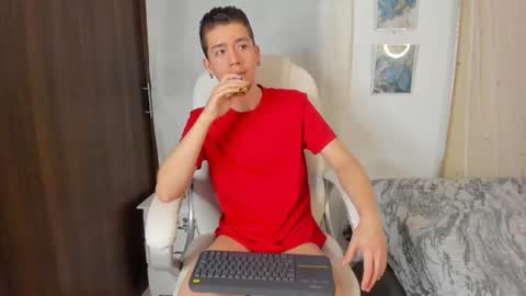 Snapshot of thiago_james69 chatting on 10.08.25 Manuel online show from 10.08.25