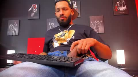 Thia Gomez online show from 01.18.25