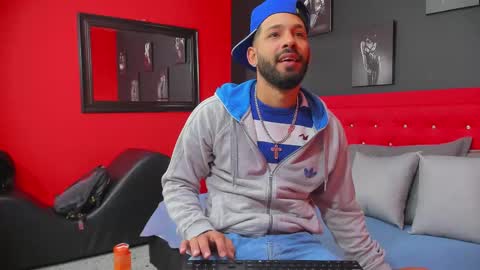 Thia Gomez online show from 02.25.25