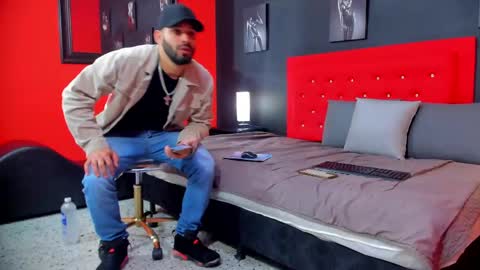 Thia Gomez online show from 10.04.25