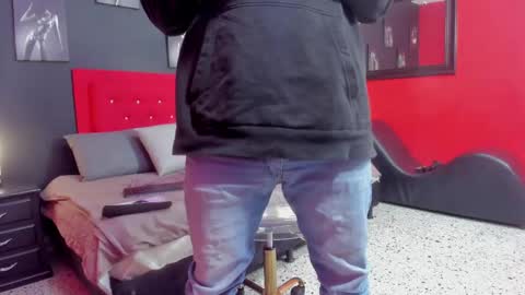 Thia Gomez online show from 10.18.25