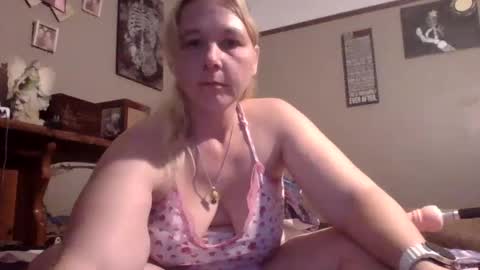 Snapshot of thickblonde_92 chatting on 10.05.25 thickblonde_92 online show from 10.05.25