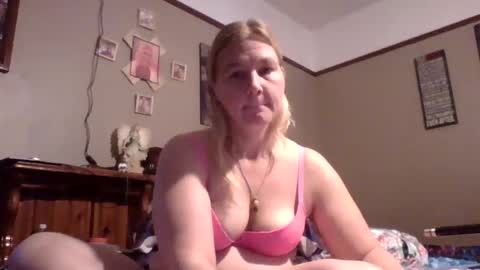 Snapshot of thickblonde_92 chatting on 10.08.25 thickblonde_92 online show from 10.08.25