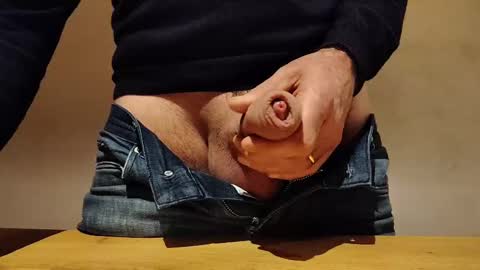 Snapshot of thickrum chatting on 03.05.25 Thickru online show from 03.05.25