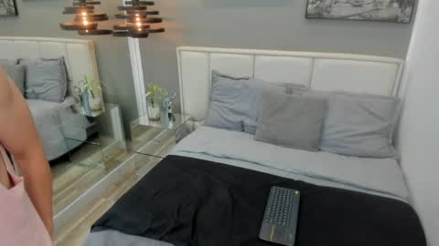 Thom online show from 04.18.26