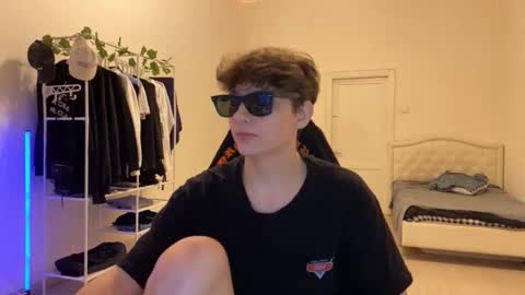 Snapshot of thomas617826 chatting on 11.02.25 Thomas Hill online show from 11.02.25