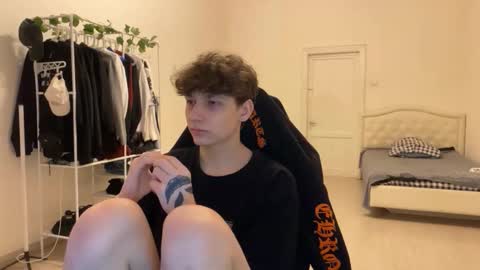 Snapshot of thomas617826 chatting on 11.15.25 Thomas Hill online show from 11.15.25