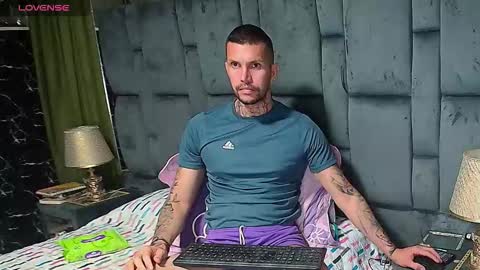 Snapshot of thomas_grey_1 chatting on 11.05.25 thomas_grey_1 online show from 11.05.25