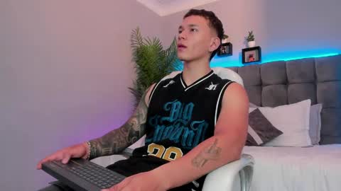 Snapshot of thomas_moon_ chatting on 05.11.26 Thomas online show from 05.11.26