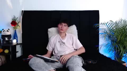 Snapshot of thomasbennett_ chatting on 10.25.25 thomasbennett  online show from 10.25.25