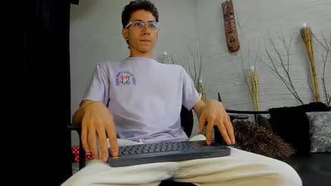 ThomasJones   online show from 02.24.25