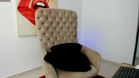 Snapshot of tiago_hannah chatting on 10.27.25 carolina online show from 10.27.25