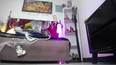 Tifanny Nails  online show from 10.23.25