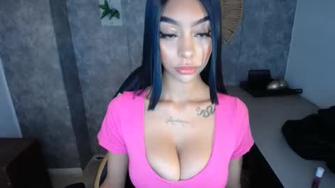 Snapshot of tiffany_1m chatting on 12.21.24 tiffany_1m online show from 12.21.24