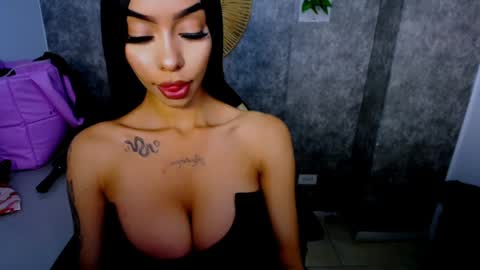 Snapshot of tiffany_1m chatting on 02.14.25 tiffany_1m online show from 02.14.25