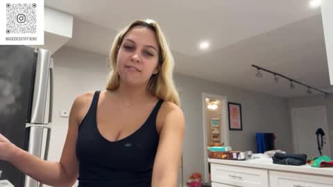 Tiffstreatsxoxo online show from 10.29.25