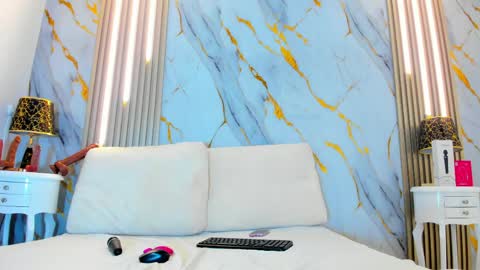 T I F F A N Y online show from 04.04.26