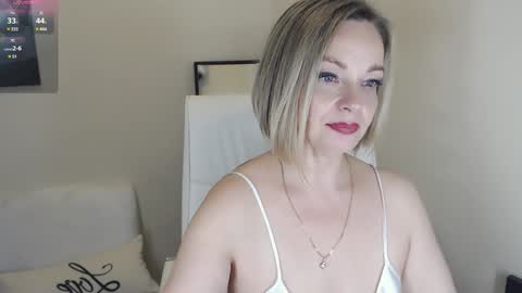 Snapshot of tilly_eliot chatting on 12.22.24 Tilly online show from 12.22.24