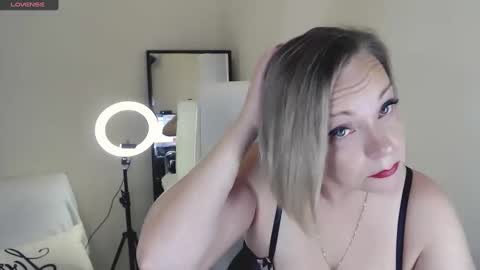 Snapshot of tilly_eliot chatting on 02.06.25 Tilly online show from 02.06.25