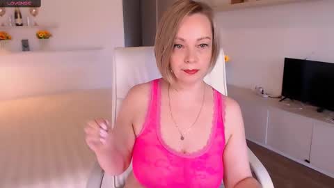 Snapshot of tilly_eliot chatting on 10.10.25 Tilly online show from 10.10.25