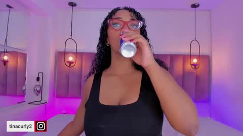 Snapshot of tinacurly chatting on 09.28.25 Tina online show from 09.28.25