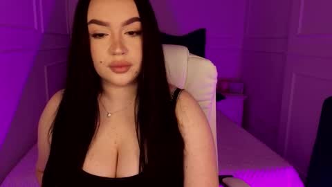 hi im curvy babyface girlie Tina online show from 03.09.26