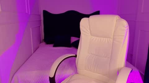 hi im curvy babyface girlie Tina online show from 03.10.26