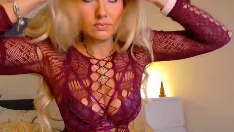 Snapshot of tinkerbell822 chatting on 10.21.25 tinkerbell822 online show from 10.21.25