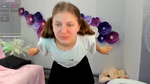 Snapshot of tiny_girl_18 chatting on 04.04.26 Ariana online show from 04.04.26