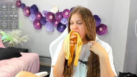 Snapshot of tiny_girl_18 chatting on 04.06.26 Ariana online show from 04.06.26