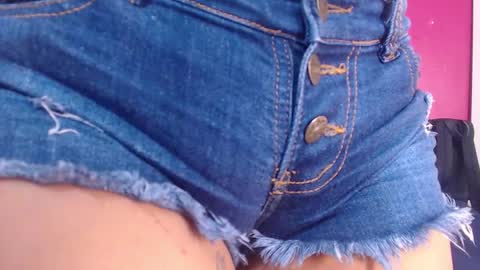 tiny_whore18 online show from 10.16.25