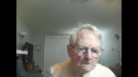 Snapshot of tinyjunkbigbelly chatting on 12.29.24 tinyjunkbigbelly online show from 12.29.24