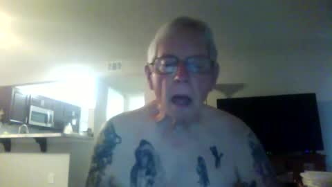 Snapshot of tinyjunkbigbelly chatting on 10.01.25 tinyjunkbigbelly online show from 10.01.25