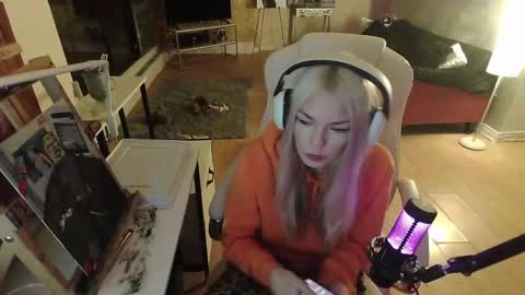 stage Kylie Sinner  brand CLITBAIT online show from 01.31.25