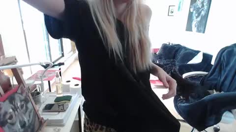 stage Kylie Sinner  brand CLITBAIT online show from 02.08.25