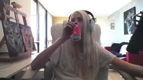 stage Kylie Sinner  brand CLITBAIT online show from 10.04.25