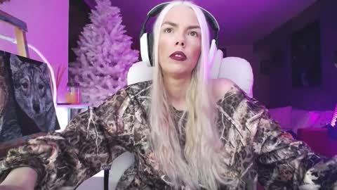 stage Kylie Sinner  brand CLITBAIT online show from 11.29.25