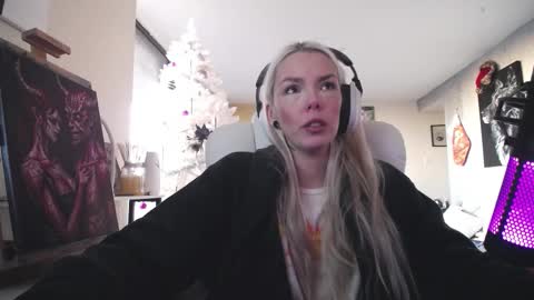 stage Kylie Sinner  brand CLITBAIT online show from 12.18.25