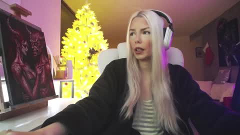 stage Kylie Sinner  brand CLITBAIT online show from 12.21.25