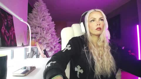 stage Kylie Sinner  brand CLITBAIT online show from 02.05.26